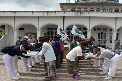 Relawan Tzu Chi yang berasal dari Lhokseumawe (Aceh) dan Medan (Sumatera Utara) memberikan bantuan kepada para korban gempa di Aceh (Kab. Aceh Tengah dan Kab. Bener Meriah) . Foto: tzuchi.or.id Relawan Tzu Chi yang berasal dari Lhokseumawe (Aceh) dan Medan (Sumatera Utara) memberikan bantuan kepada para korban gempa di Aceh (Kab. Aceh Tengah dan Kab. Bener Meriah) . Foto: tzuchi.or.id