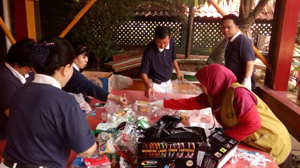 Sebanyak 13 relawan bersama-sama memilah barang bekas di halaman Bio Hok Tek Tjeng Sin (klenteng) Kebayoran Lama pada Minggu pagi, 24 Juli 2016.