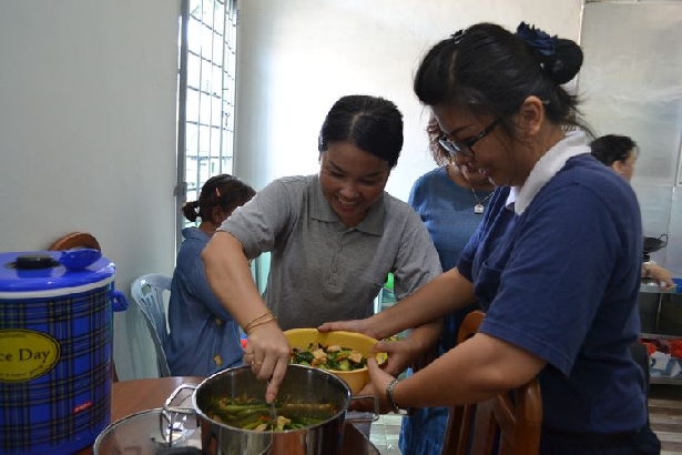 Relawan Tzu Chi Tanjung Pinang mempersiapkan makan siang vegetarian di kantor penghubung Tzu Chi Tanjung Pinang dalam rangka Bulan Tujuh Penuh Berkah