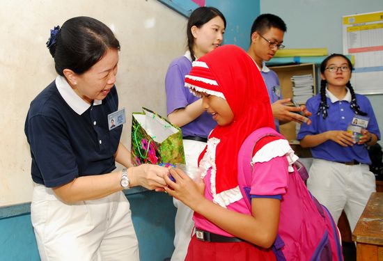 Siow Lee Yuen, salah satu orang tua pembimbing Tzu Ching Malaysia sedang membagikan souvenir kepasa siswa kelas 5B SD Dinamika Indonesia, Bantar gebang, Bekasi.
