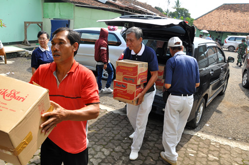 Relawan Tzu Chi sedang menurunkan bantuan bagi korban bencana banjir bandang di Garut, bantuan ini diserahkan langsung ke posko utama bantuan di KODIM 0611/Garut.