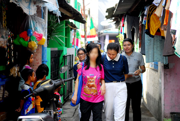 Sebanyak 21 relawan Tzu Chi Komunitas He Qi Timur mengunjungi rumah Lisawati di wilayah Pisangan Timur, Pulo Gadung, Jakarta Timur. Mereka bertemu Lisa dalam perjalanan ke rumahnya.