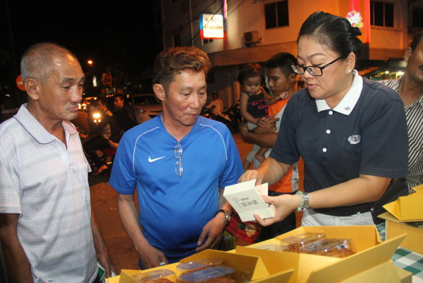Para pembeli Kue Bulan Cinta Kasih dalam bazar yang digelar Tzu Chi Tanjung Balai Karimun juga antusias dengan kata perenungan Master Cheng Yen. 
