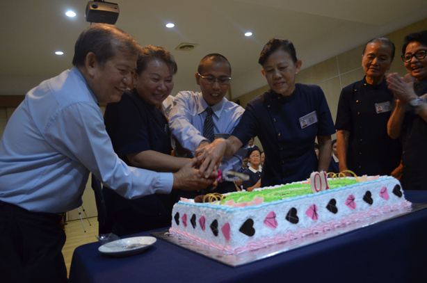 Ketua Yayasan Buddha Tzu Chi Tangerang dan beberapa komite memotong kue dan meniup lilin dalam acara merayakan hari jadi Tzu Chi Tangerang yang kesepuluh.