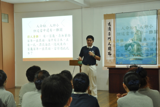 Relawan dari Tzu Chi Batam, Budi menyampaikan materi tentang "Mengapa Harus Pelatihan Relawan Abu Putih” kepada para peserta dan relawan.
