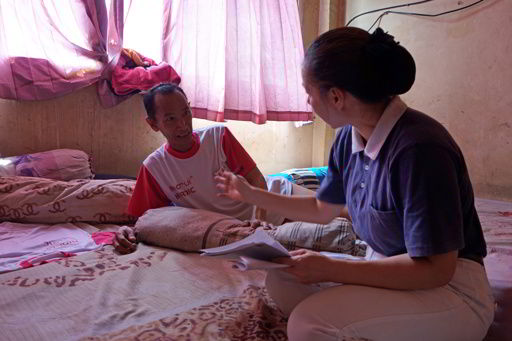 Relawan juga membawakan makanan hangat untuk Aliong yang sedang menunggu kamar di rumah sakit.