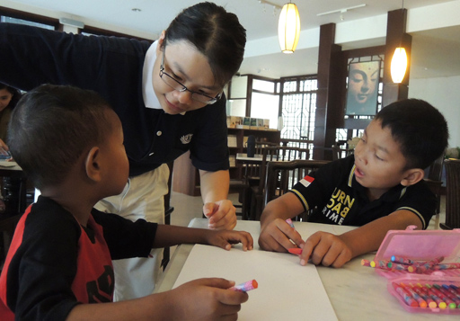 Feranika  bersama anak-anak di lantai 2 Jing Si Books & Café Pluit untuk menggambar bersama pada saat gathering Gan En Hu.