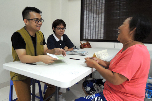 Satu per satu penerima bantuan mendapat giliran untuk menerima bantuan bulanan dari Yayasan Buddha Tzu Chi dan bercerita mengenai perkembangan maupun kesulitan yang dihadapi dalam kehidupan. 