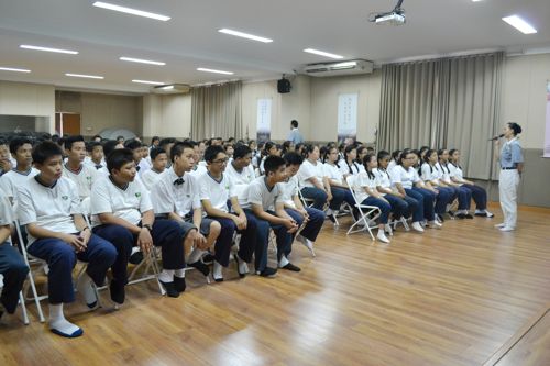 Sebanyak 125 murid kelas IX (3 SMP) yang hadir mengikuti sosialisasi vegetarian yang digelar di aula lantai 2 Sekolah Cinta Kasih Tzu Chi Cengkareng.