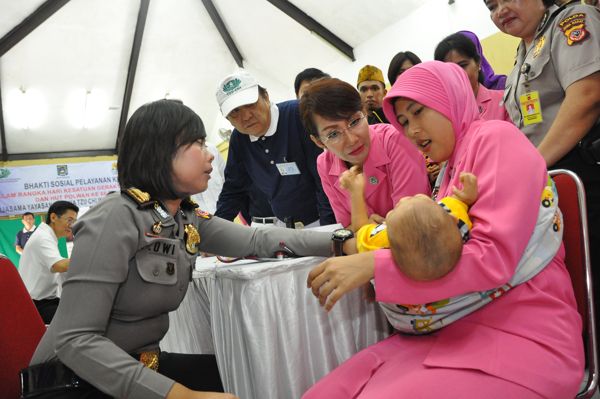 Herman Widjaja selaku ketua Tzu Chi Bandung mendampingi ketua Bhayangkari dan ibu asuh POLWAN POLDA JABAR, Ruti Bambang Waskito, pada peninjauan langsung proses pengobatan baksos kesehatan. 