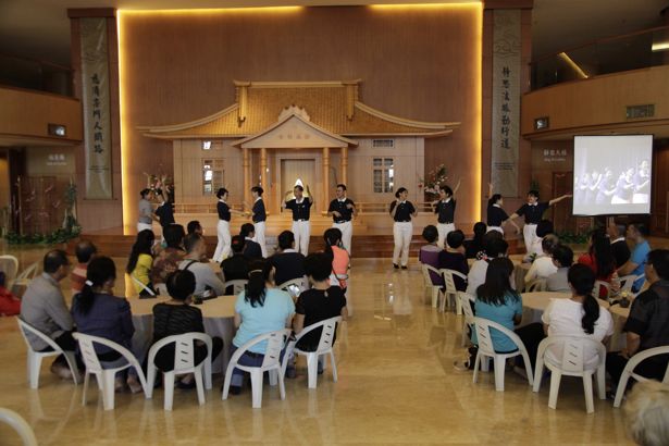 Pementasan bahasa isyarat tangan Ayo Bervegetaris yang dibawakanoleh relawan Tzu Chi dalam kegiatan Bulan tujuh Penuh Berkah pada tanggal 4 September 2016.