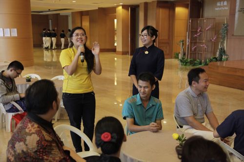 Dalam acara ini juga ada sharing dari tamu undangan yang dipandu oleh relawan Tzu Chi, Amelia Devina (kanan).
