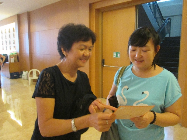 Chia Siok Lian (kiri) merasa bersyukur bisa datang ke Tzu Chi Center mengikuti acara Bulan Tujuh Penuh Berkah ini.
