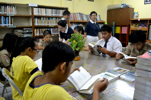 Donasi Buku dan Penuangan Celengan di Hari Sumpah Pemuda