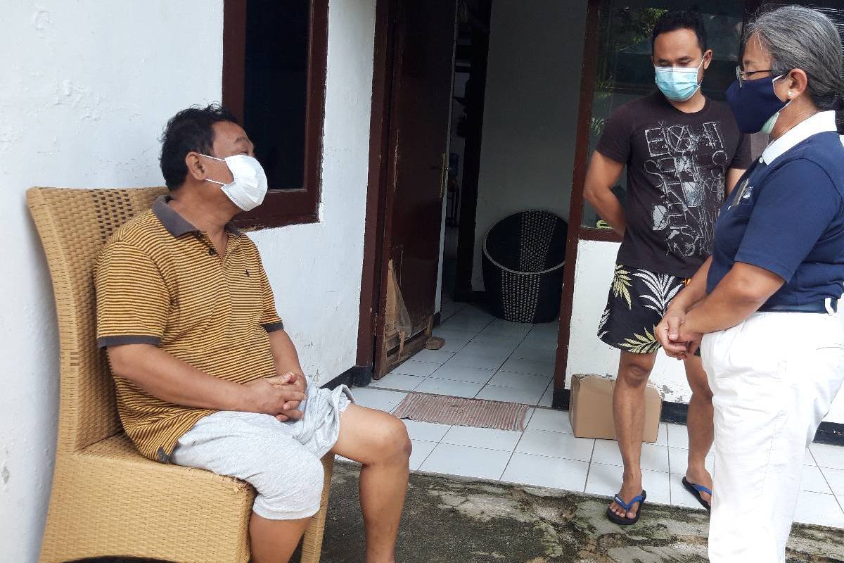 The Story of Veky Yohanes, Living Alone With Heart Disease and Diabetes