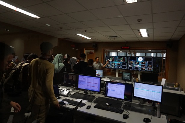 Enthusiasm of Al-Zaytun Islamic Boarding School Students' Study Tour to DAAI TV