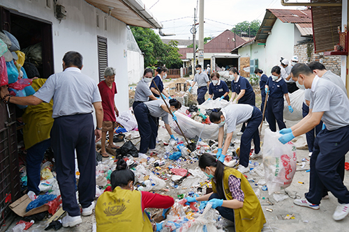 Oma Haw Lie Tjoan Lives with Piles of Garbage Inside Her House