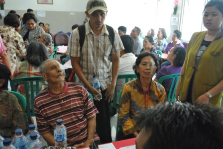 Yunny Tampi datang berobat dengan didampingi putranya Meidy (bertopi)