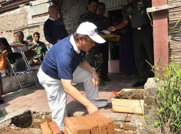 Peletakan batu pertama bedah rumah