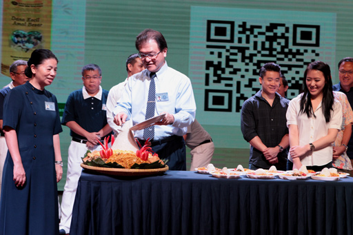 Pemotongan tumpeng oleh Wakil Ketua Yayasan Buddha Tzu Chi Indonesia, Franky Oesman Widjaja, disaksikan oleh Liu Su Mei (Ketua Yayasan Buddha Tzu Chi Indonesia)  sebagai bentuk rasa syukut atas lahirnya digital donation. 