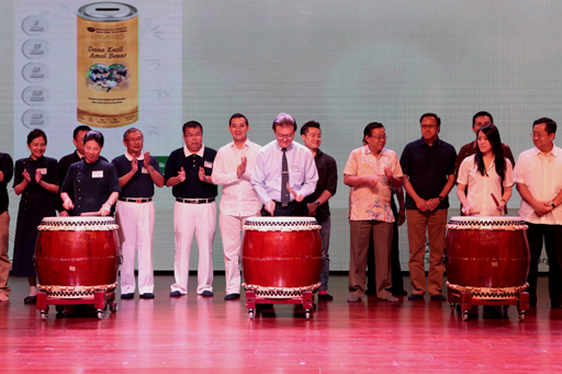 Pemukulan genderang dharma sebagai tanda diluncurkannya aplikasi celengan bambu digital pada saat peresmiannya di Tzu Chi Center, PIK.