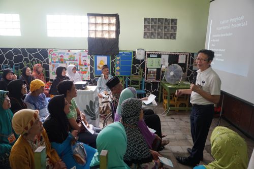 Dalam baksos degeneratif ini, tim medis Tzu Chi juga memberikan penyuluhan kepada pasien tentang pentingnya kesehatan di usia senja.