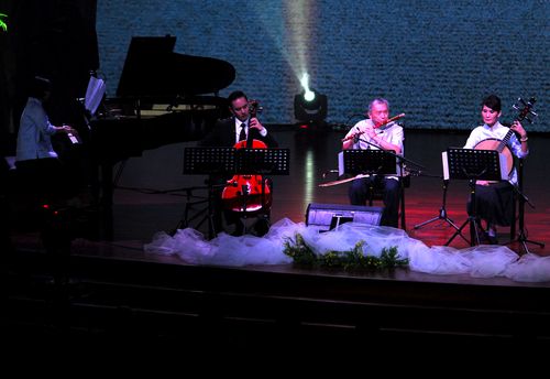 Kesempuraan malam keakraban DAAI TV Indonesia bersama pemirsa setia dan para donaturnya semakin lengkap dengan kehadiran Huangs Quartet, grup musik asal Taiwan yang juga merupakan bagian dari keluarga besar Tzu Chi (para pemainnya merupakan relawan Tzu Chi –red). 