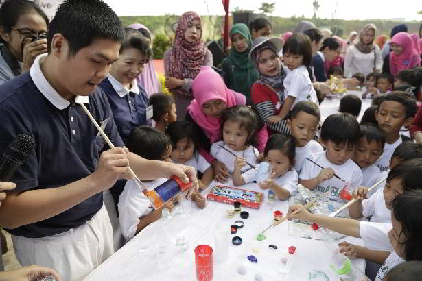 Dalam acara Festival Hijau yang diselenggarakan oleh Sinarmas Land dan Yayasan Buddha Tzu Chi Indoensia mengajak anak-anak untuk menggambar di atas kain sepanjang 2 meter.