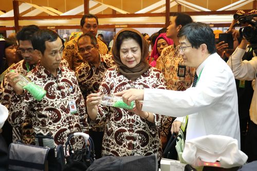 Dalam lawatannya ke stan-stan Green Exhibiton, menteri kesehatan RI, Prof. dr Nila Farid Moeloek, Sp. M, yang juga hadir dalam acara, merasa kagum dengan program daur ulang Tzu Chi yang sangat kreatif.