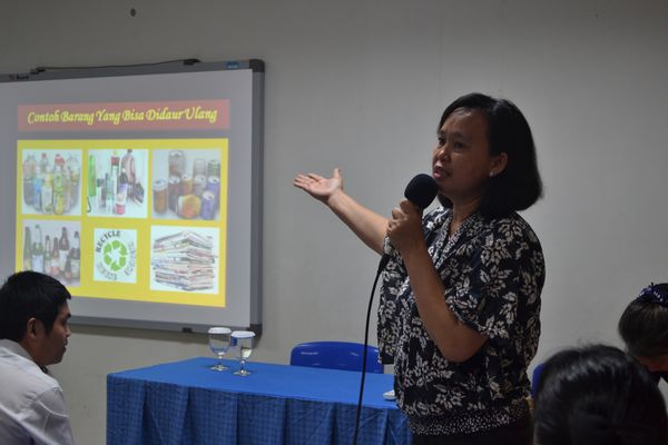 Indi Y. Wirawan, Direktur Ehipassiko School BSD Tangerang mensosialisasikan kepada orang tua murid untuk mengumpulkan sampah daur ulang di depo sekolah yang sudah berdiri.