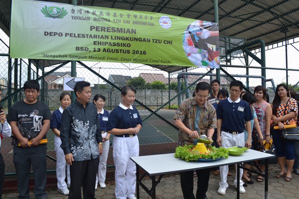 Peresmian juga ditandai dengan pemotongan tumpeng oleh Ketua Yayasan Ehipassiko School BSD.