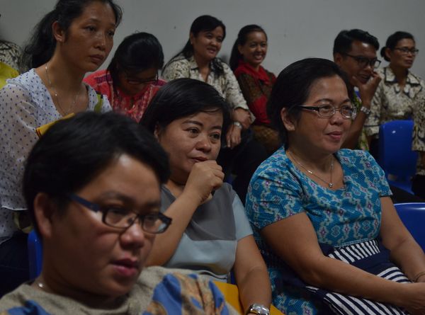 Lani (kanan) mendukung didirikannya depo pelestarian lingkungan di sekolah. Menurutnya hal ini sebagai pembelajaran kepada anak didik agar lebih menghargai lingkungan.