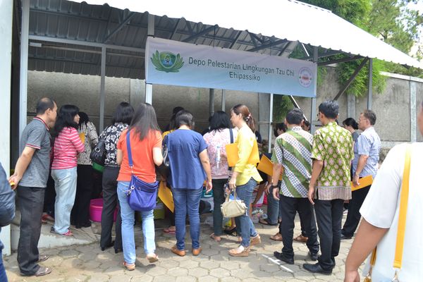 Antusiasme orang tua murid dan seluruh elemen sekolah dengan didirikannya depo pelestarian lingkungan. Sebagian dari mereka sudah membawa sampah dan mengumpulkannya di depo baru ini.