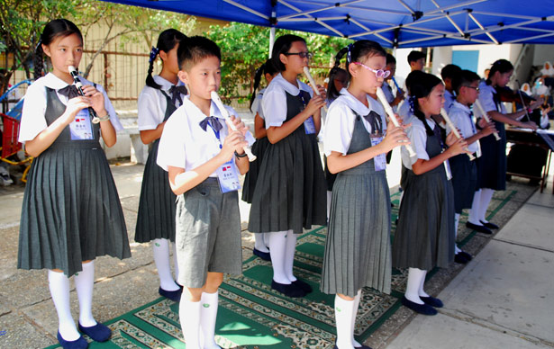 Siswa dan siswi dari SD Tzu Chi Hualien sedang memperlihatkan keterampilan bermain alat musik dalam kunjungan ke sekolah Al-Mutaqin, Teluk Gong, Jakarta Utara. (28/07/16)