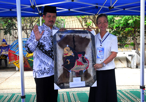 Wakil Kepala Sekolah SMP Al-Mutaqin, Drs. Nurzabidi menyerahkan cinderamata dari sekolah Al-Mutaqin kepada Kepala Sekolah SD Tzu Chi Hualien, Lee Ka-Nan, sebagai kenang-kenangan.