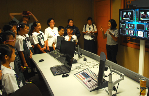 Rombongan SD Tzu Chi Hualien diajak mengunjungi salah satu ruang kontrol penyiaran DAAI TV Indonesia. 