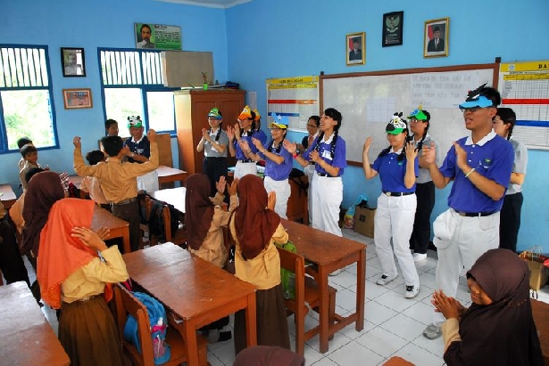 Tzu Ching Taiwan Dan Tzu Ching Malaysia menghibur anak-anak SD Dinamika Indonesia, Bantar Gebang, Bekasi, dalam rangkaian kegiatan Kelompok Pendidikan Budaya Humanis Tzu Chi Indonesia Musim Panas Tahun 2016. (11/08/16).