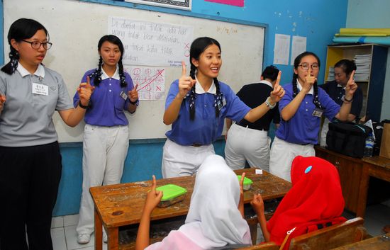 Wong Qiau Xin (22), Tzu Ching Malaysia yang menjadi pemandu permainan Lingkaran Bingo di kelas 5B, SD Dinamika Indonesia.