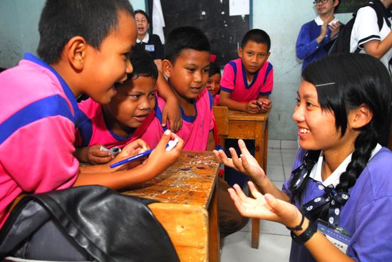 Lin Chia Yi (21), salah satu Tzu Ching Taiwan sedang beriteraksi dengan murid SD Dinamika Indonesia.