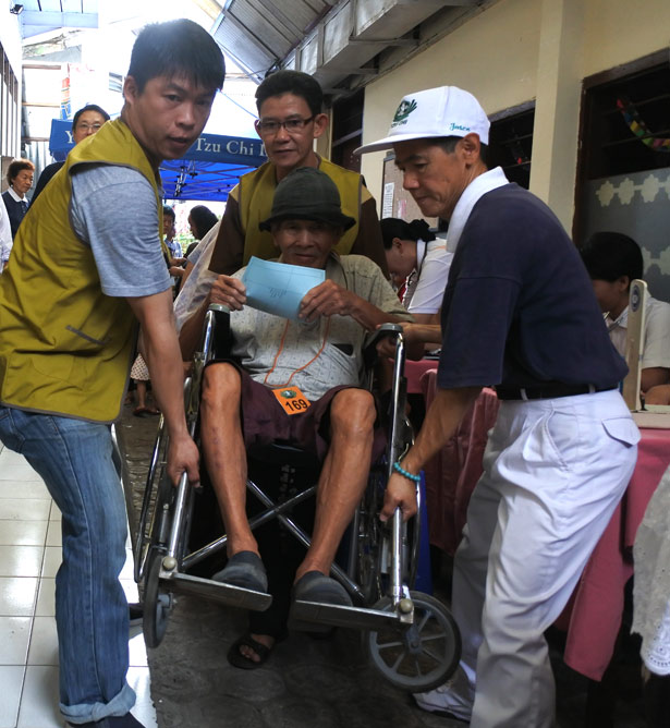 Relawan Tzu Chi membagikan kebahagiaan kepada para lansia dengan mendampingi sepenuh hati dalam pemeriksaan tekanan darah gratis pada baksos degeneratif. Minggu, (28/08/16).