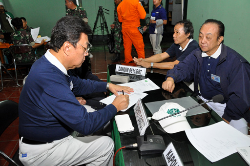 Relawan Tzu Chi, Rachman Syahbana menandatangani berkas serah terima bantuan Tzu Chi. Bantuan ini merupakan bantuan gelombang pertama bagi para korban bencana. 