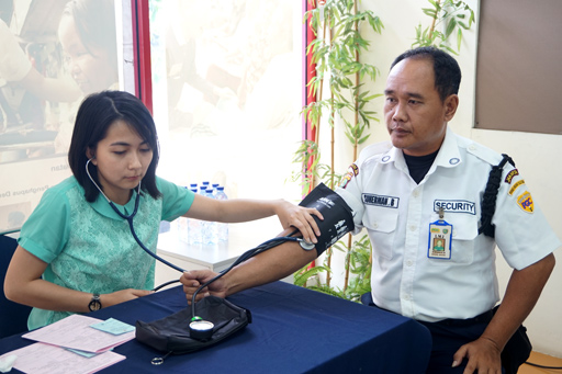 Dokter Veronica (24), salah satu dokter PMI, sedang mengecek tekanan darah dari salah satu pendonor dalam kegiatan donor darah ke -20 Tzu Chi Pusat Grosir Cililitan (PGC). 