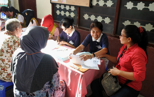 Para relawan Tzu Chi yang bertugas di bagian pendataan melayani para lansia dengan sukacita.