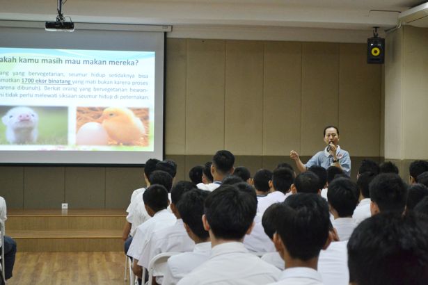 Then Song Sie memberikan pemahaman tentang mengapa harus vegetaris sesuai dengan misi pelestarian lingkungan yang diterapkan di sekolah pada sosialisasi vegetarian.