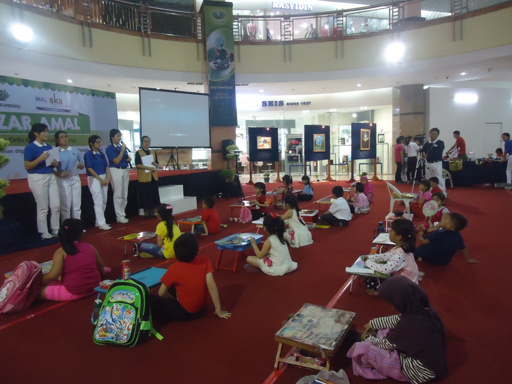 Gambar untuk lomba mewarnai ini dipersiapkan oleh empat anak huo ban men, yaitu Cindy Hersan, Cynthia Sabrina, Steffany Ruberto  dan Mega Silvia Budaya (foto dari kiri ke kanan).