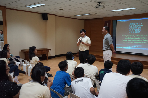 Sebanyak 85 anak asuh Tzu Chi dan 90 orang tua anak asuh mengikuti gathering di Kantor Tzu Chi He Qi Pusat. Minggu (21/8/2016).