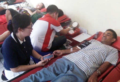 Relawan Tzu Chi mendampingi Zem Aoetpah (42) yang berprofesi sebagai guru. Donor darah kali ini merupakan yang pertama kali bagi Zem.