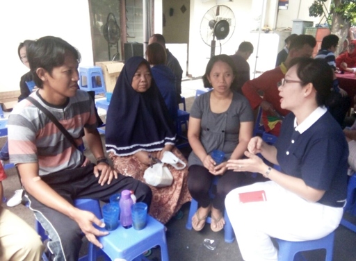 Relawan mendampingi Eka (40) yang juga pertama kali berdonor. Eka datang bersama suami, ibu dan adik iparnya. Niatnya untuk membantu orang yang membutuhkan, mengalahkan rasa takutnya.