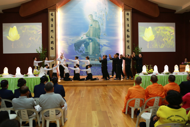 Para Relawan Tzu Chi Tebing Tinggi dan Kisaran mementasakan isyarat tangan berjudul “Gai Wang Bing Xiu Lai”  yang maknanya memperbaiki masa lampau dan membina masa mendatang.