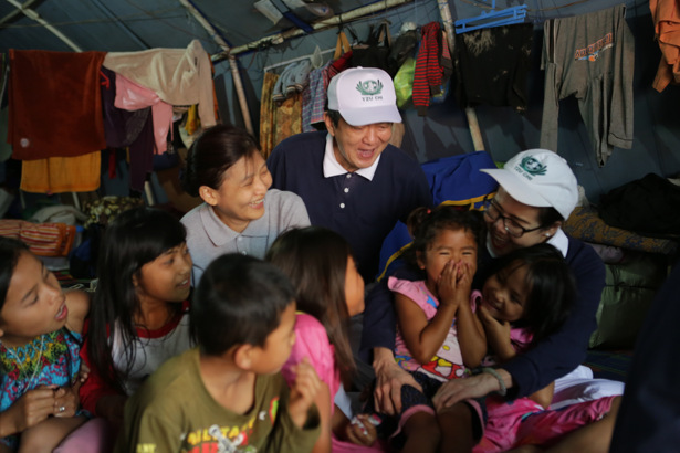 Sebanyak 20 relawan Tzu Chi Medan mengunjungi para pengungsi korban erupsi gunung sinabung di posko Jambur Korpri Sadaarih, Minggu (4/9/2016).